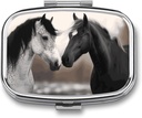 Caja de Píldora de Píldoras de Caballos Negros y Blancos, 2 Caja de Píldora Decorativa de Bolsillo para Bolsillo o Púrpura Mini Travel Medicine Tablet Vitamin Holder Organizer Pill Case